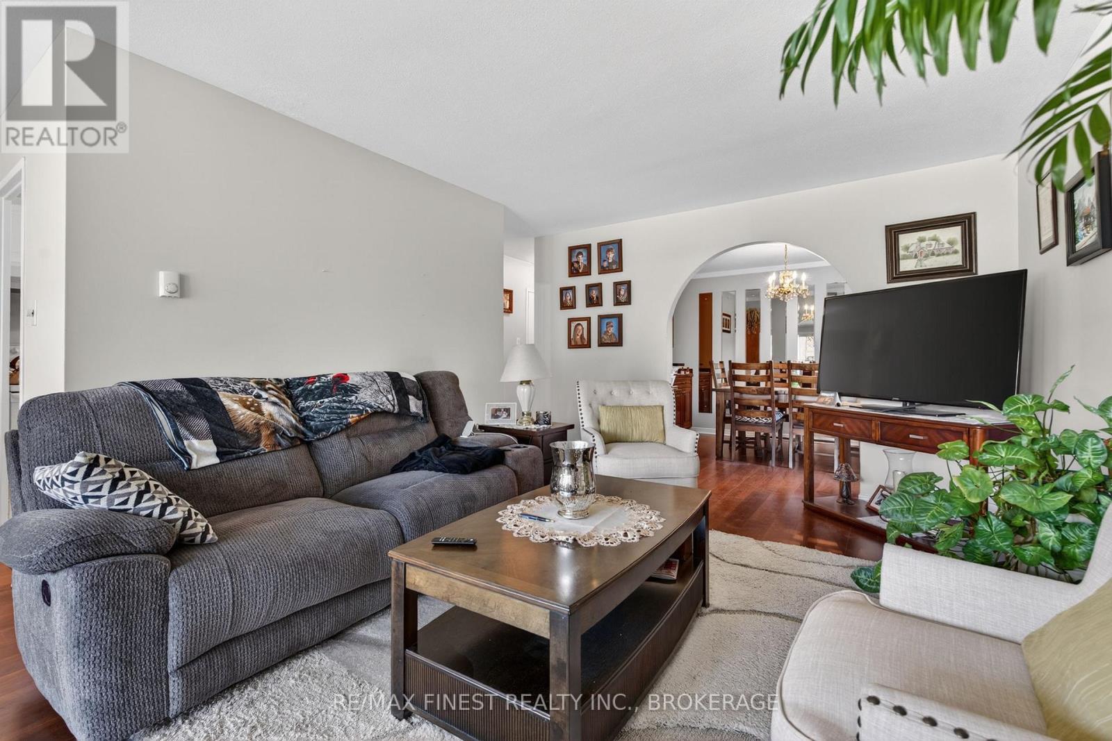 #206 2 MOWAT AVENUE - 20