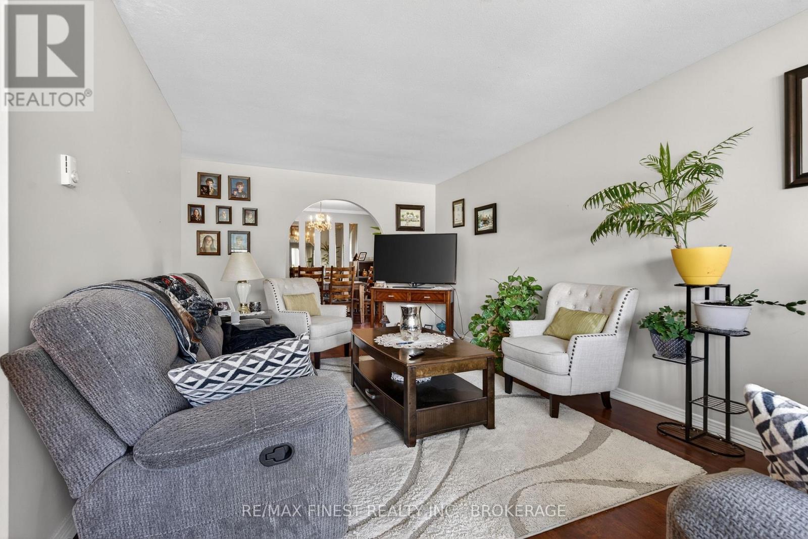 #206 2 MOWAT AVENUE - 19