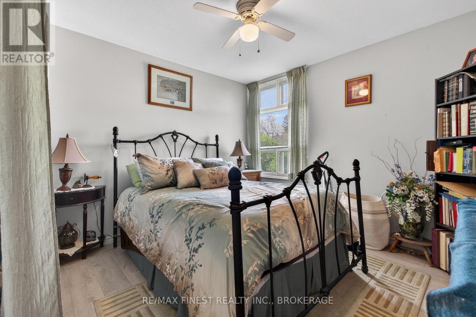 #206 2 MOWAT AVENUE - 31