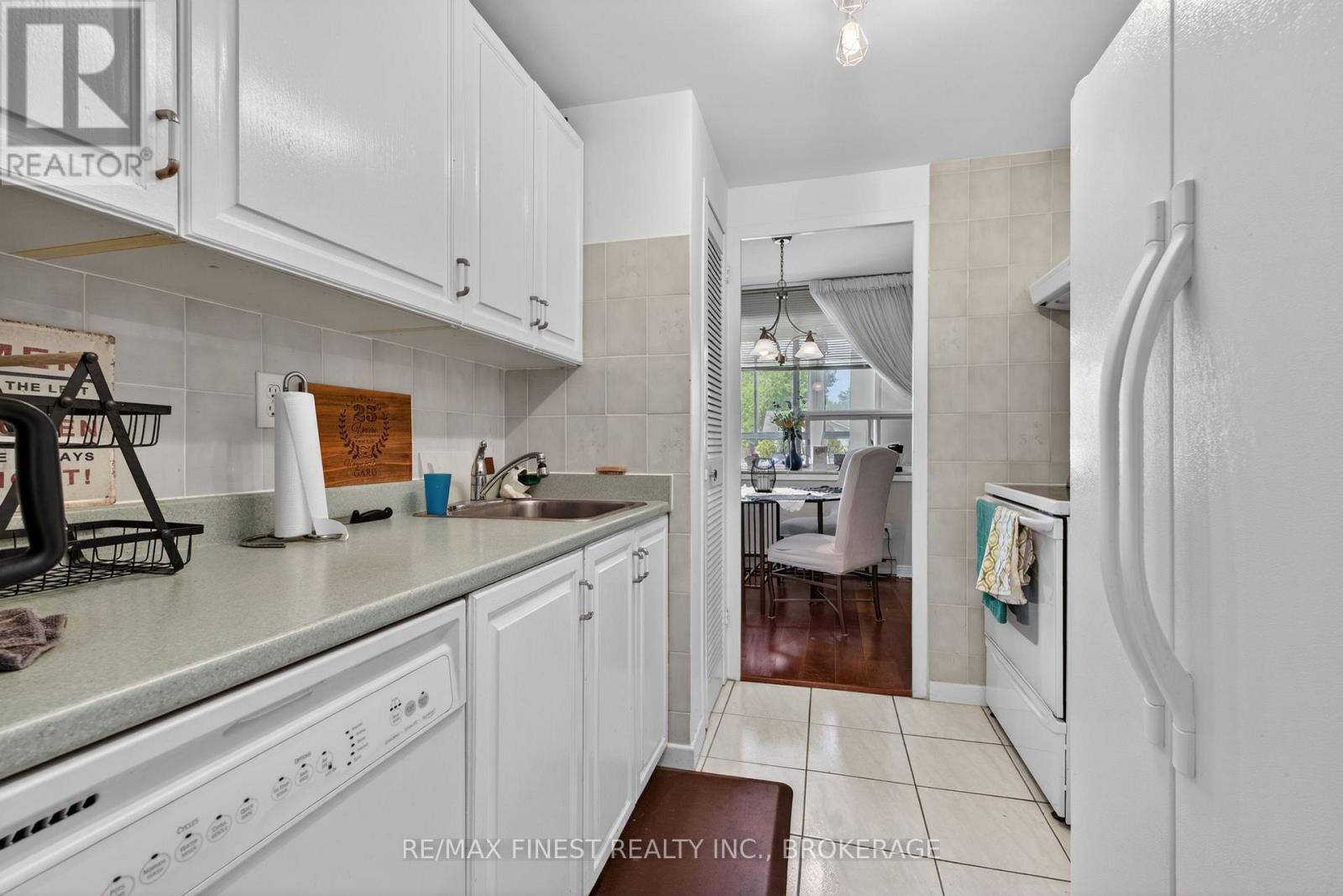 #206 2 MOWAT AVENUE - 24