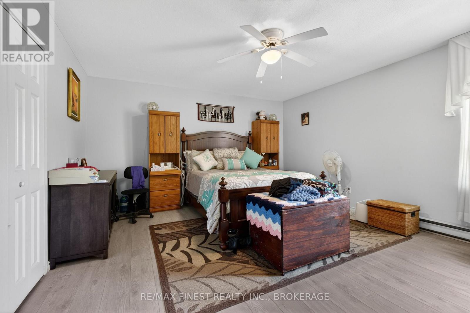 #206 2 MOWAT AVENUE - 29