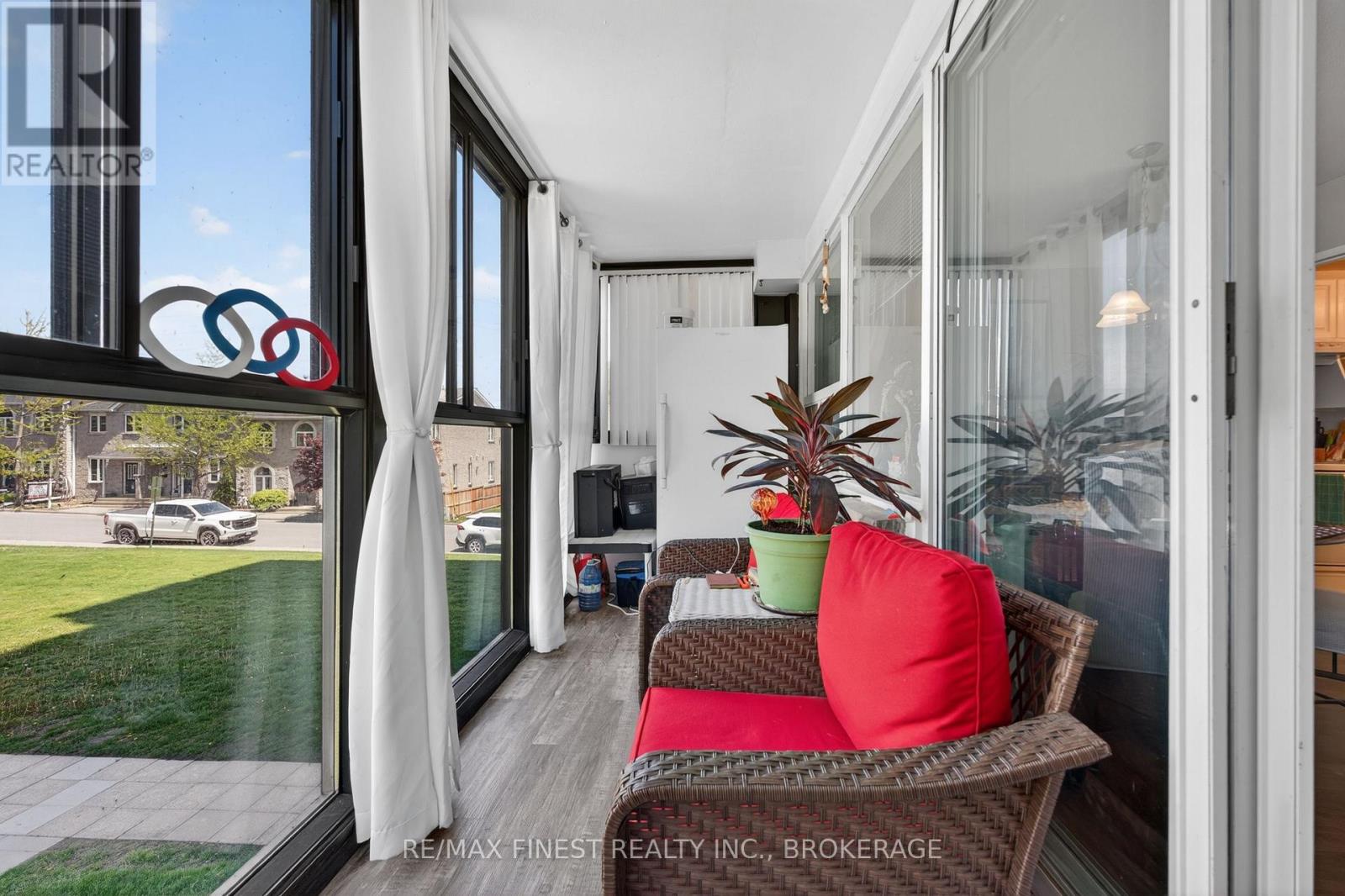 #206 2 MOWAT AVENUE - 25