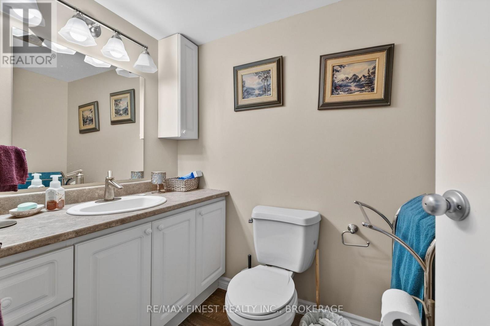 #206 2 MOWAT AVENUE - 32