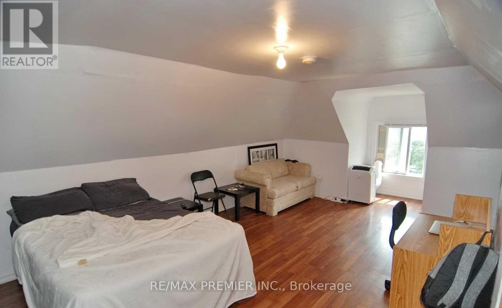 3588 SANDWICH STREET - 5