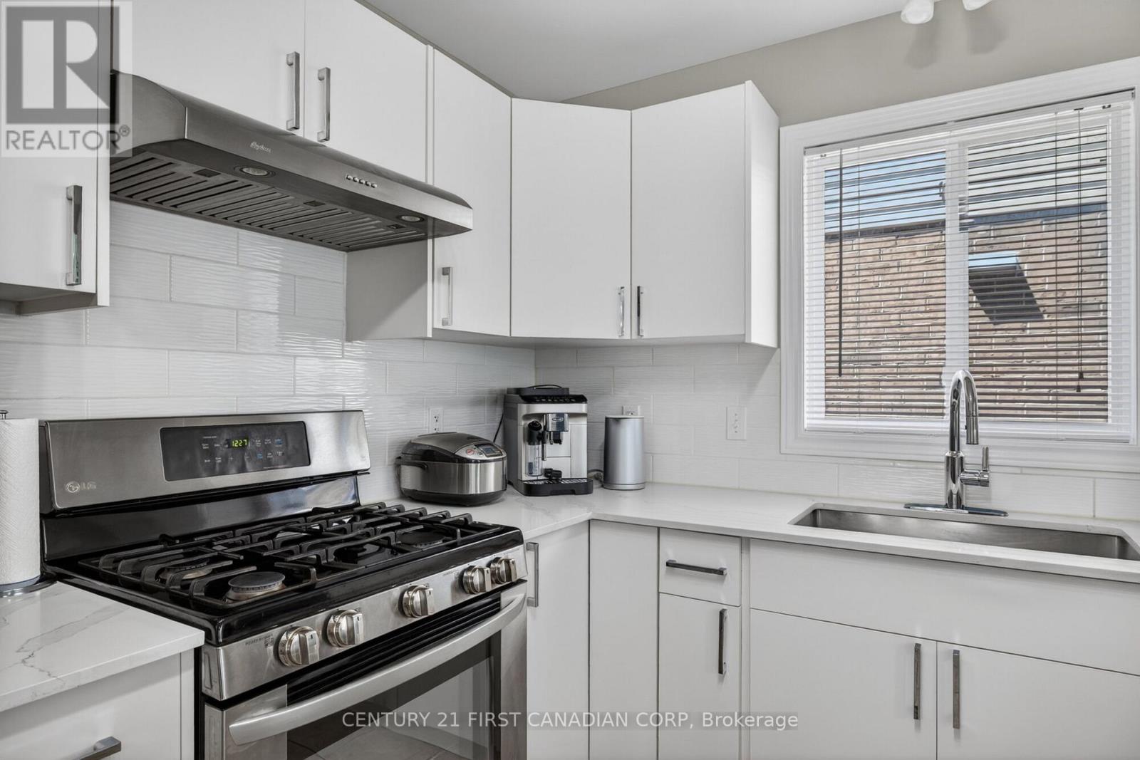 1185 SANDBAR STREET - 16