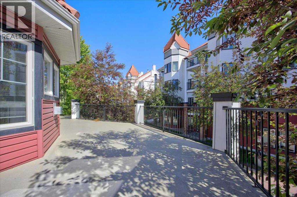 #218 30 Royal Oak Plaza NW - 40