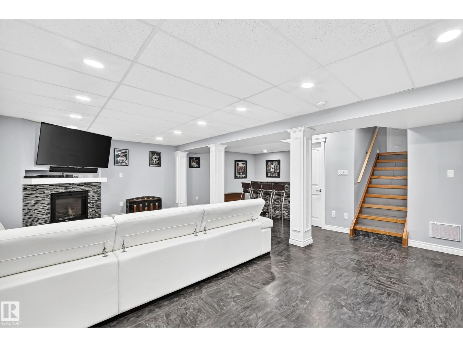 7916 130 AV NW - 24