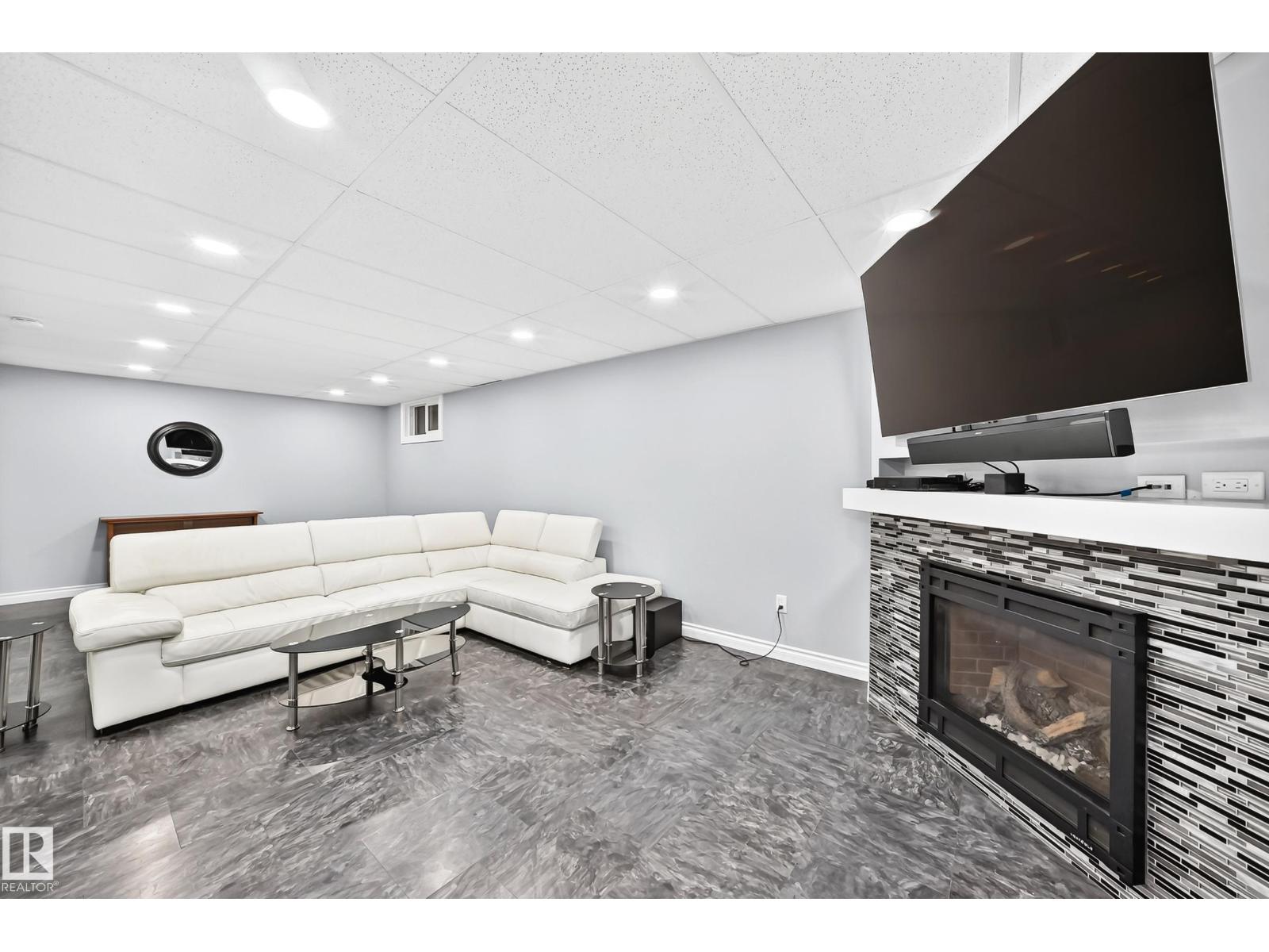 7916 130 AV NW - 26