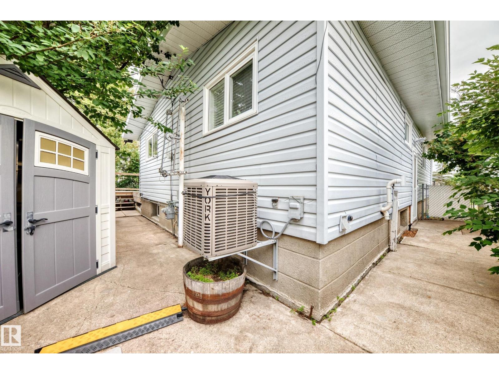 7916 130 AV NW - 41