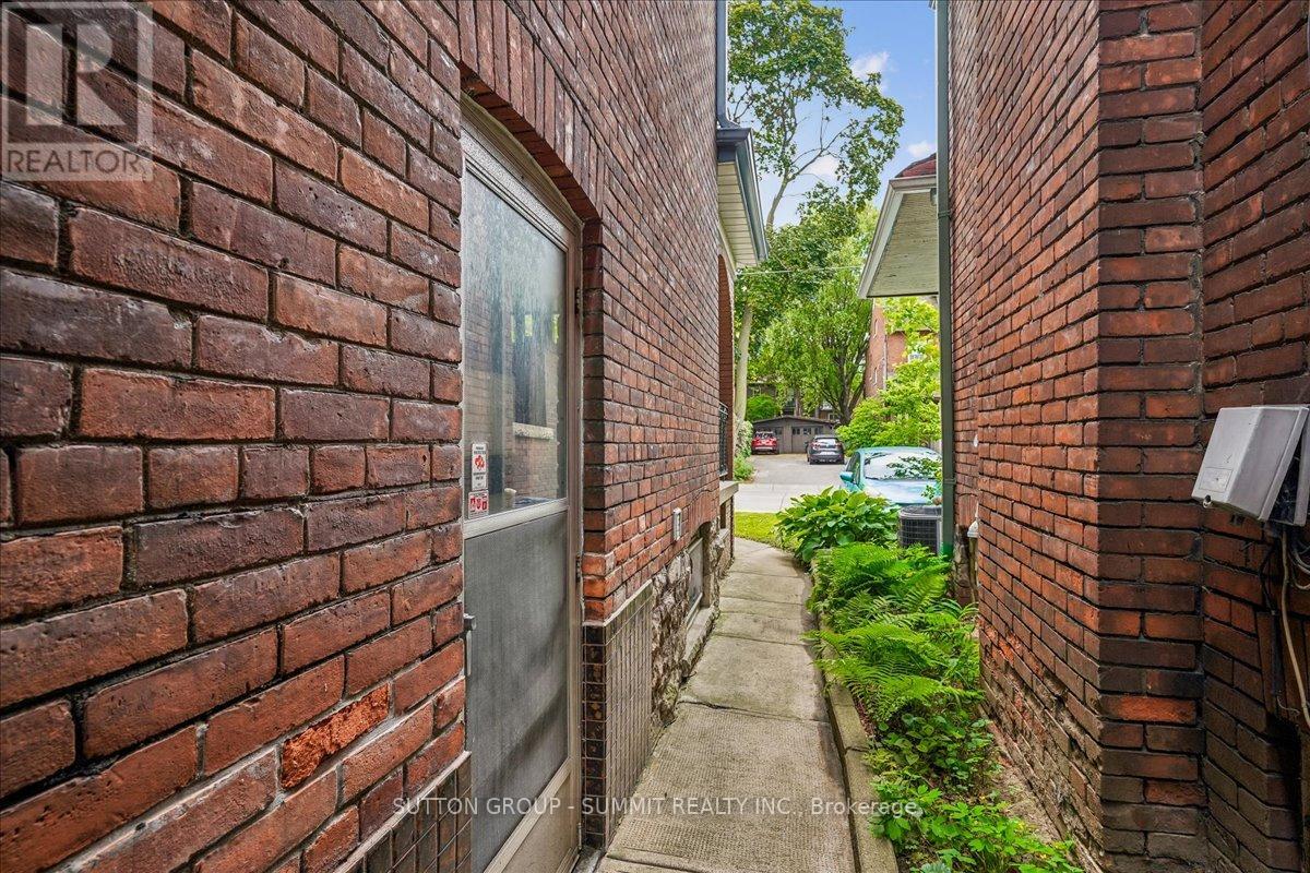 33 SAINT CLAIR AVENUE - 34