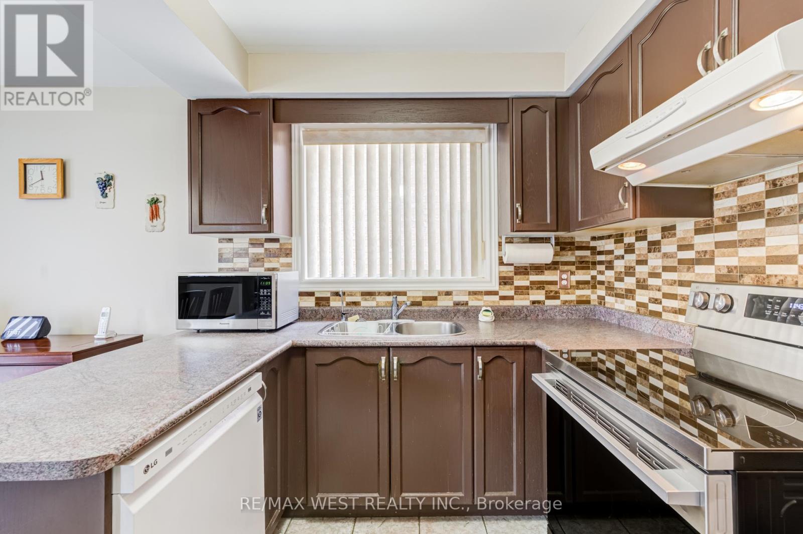 55 PAVIN CRESCENT - 14