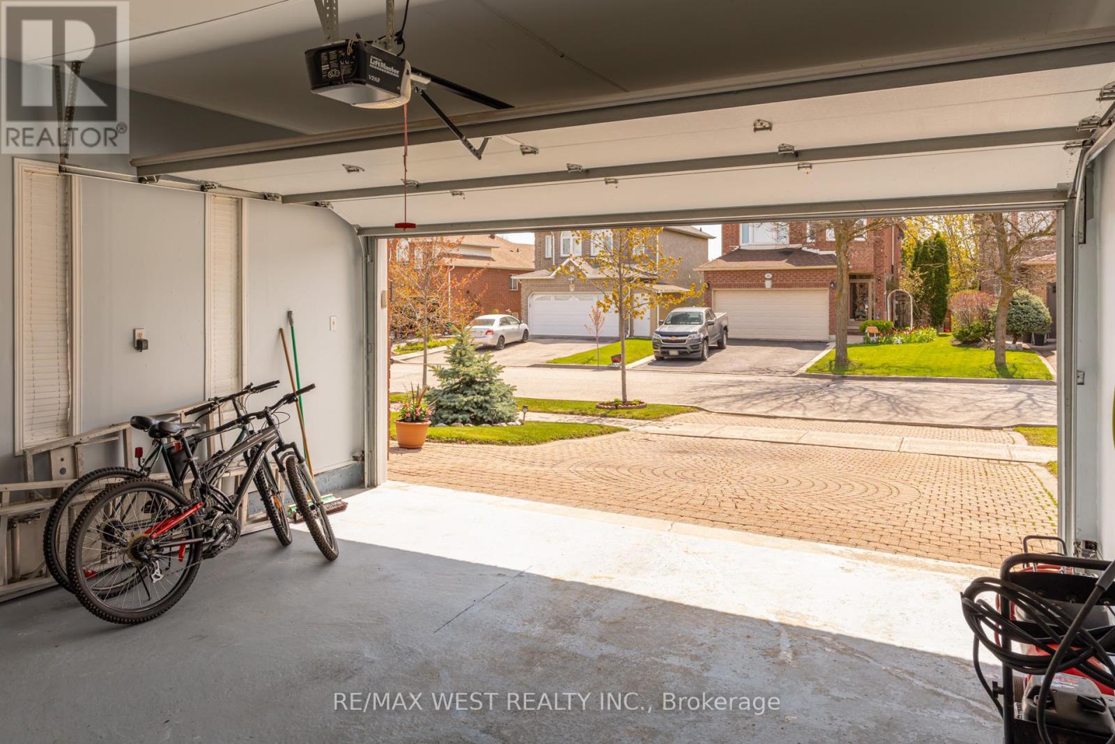 55 PAVIN CRESCENT - 37