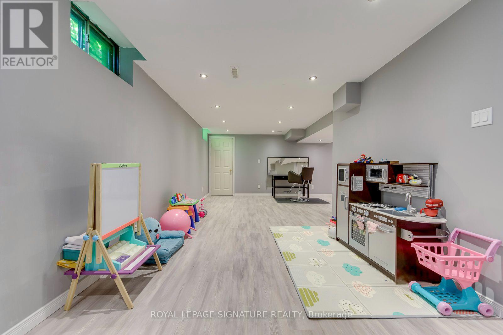 54 RANDOLF COURT - 19