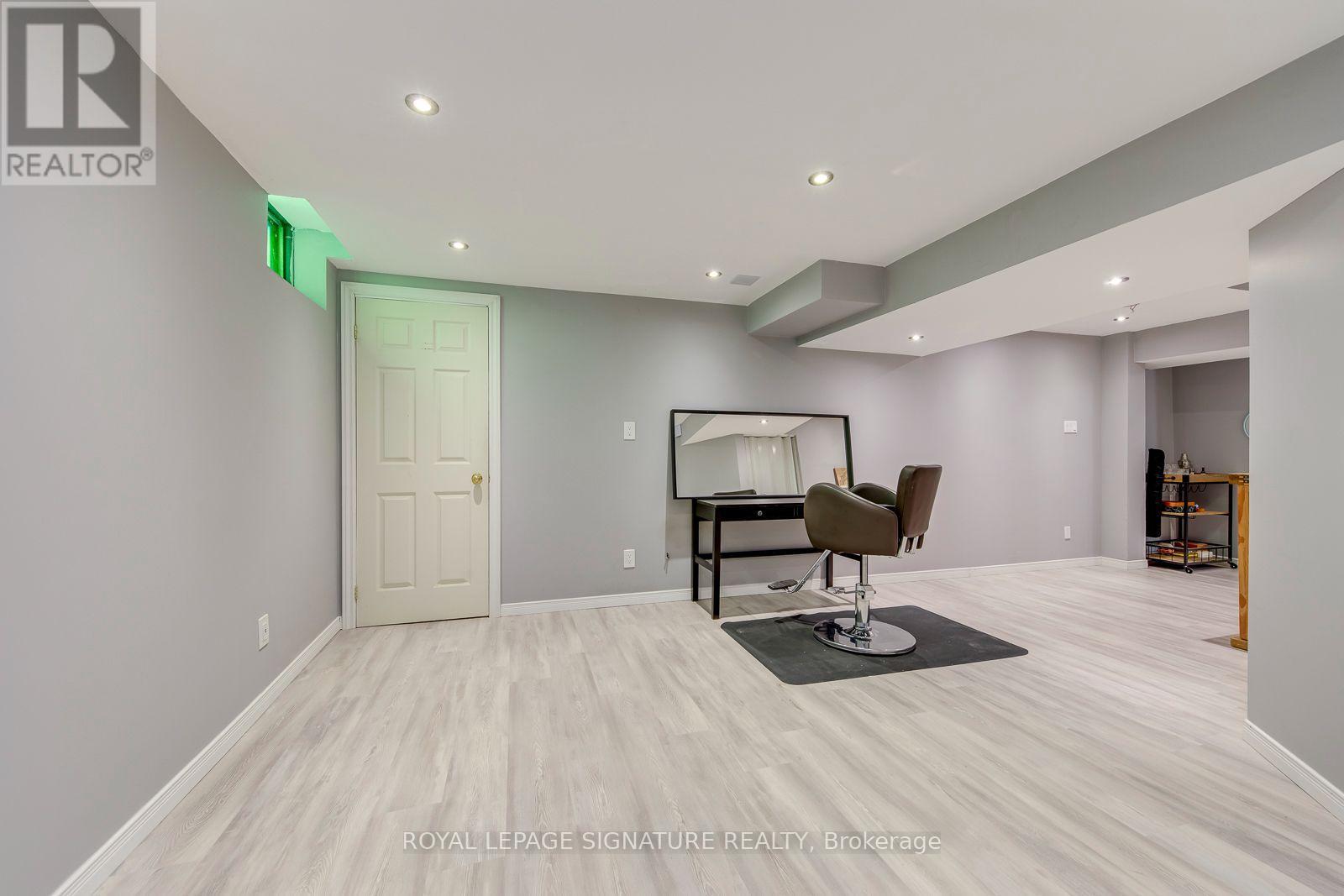 54 RANDOLF COURT - 32