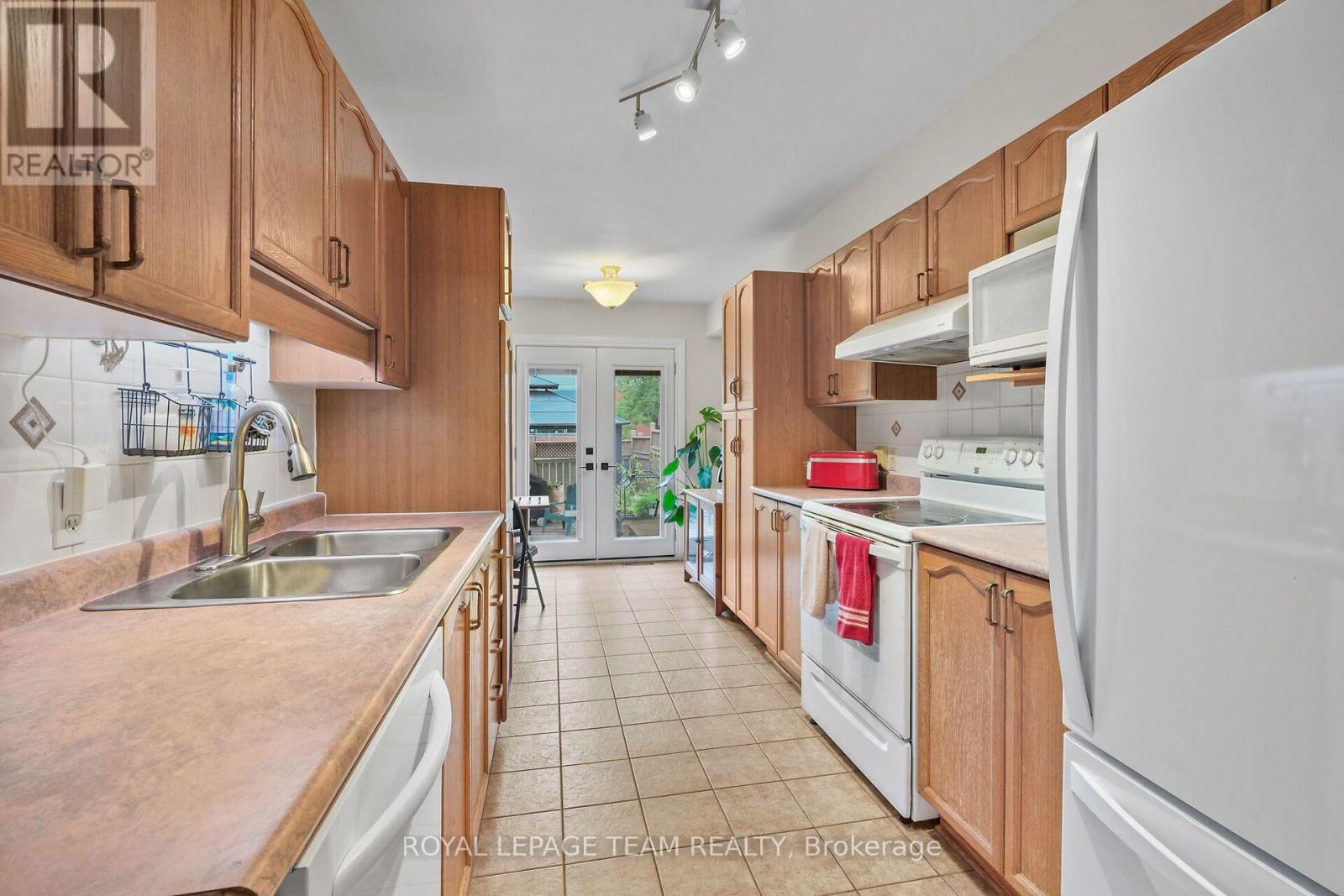 70 COLLEGE CIRCLE - 23