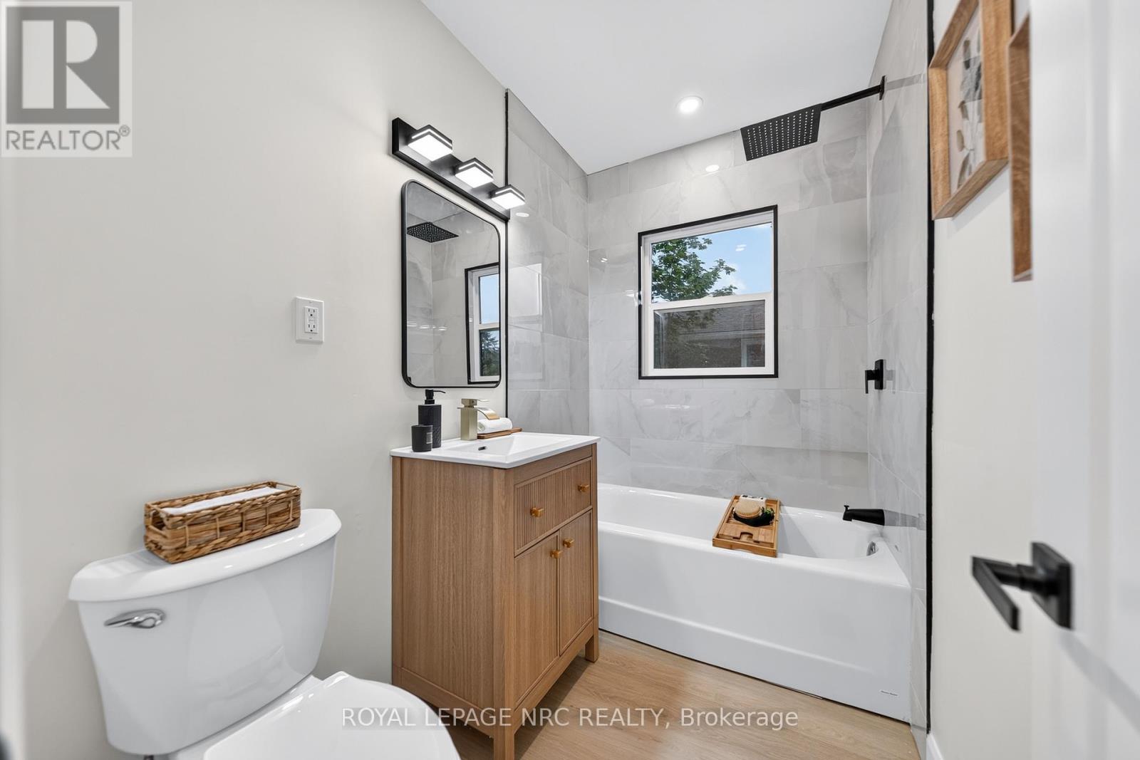 70 RICHMOND STREET - 25