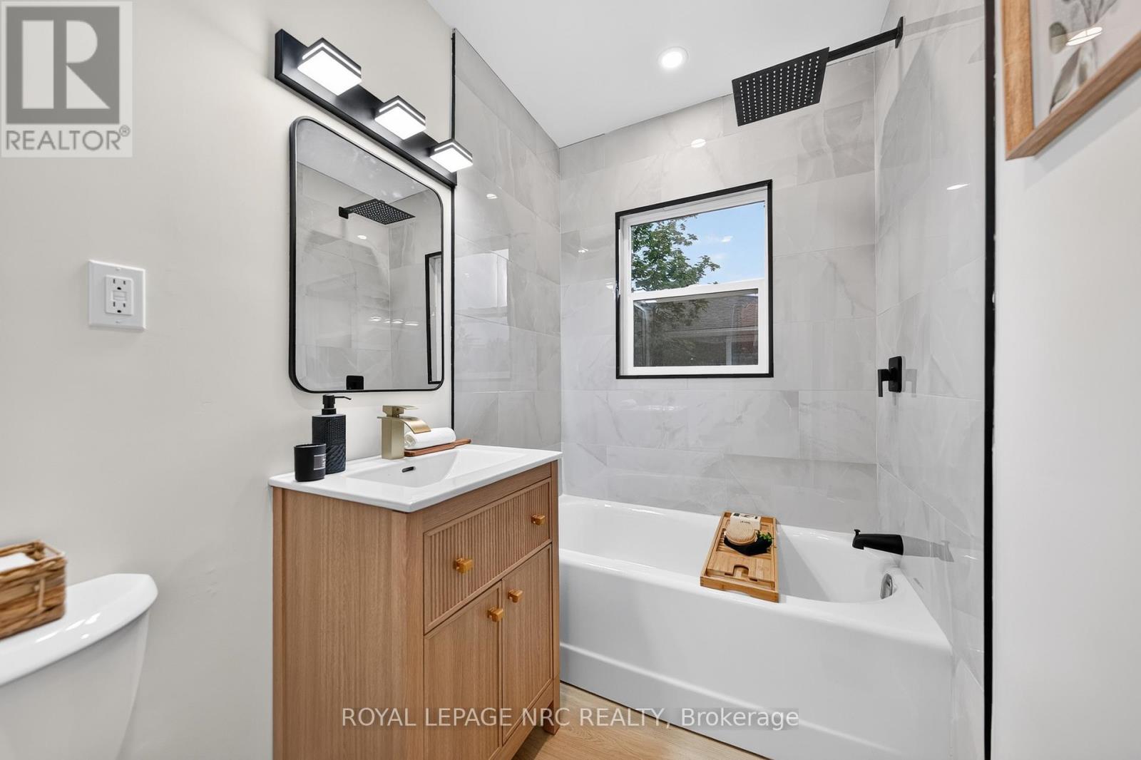 70 RICHMOND STREET - 26