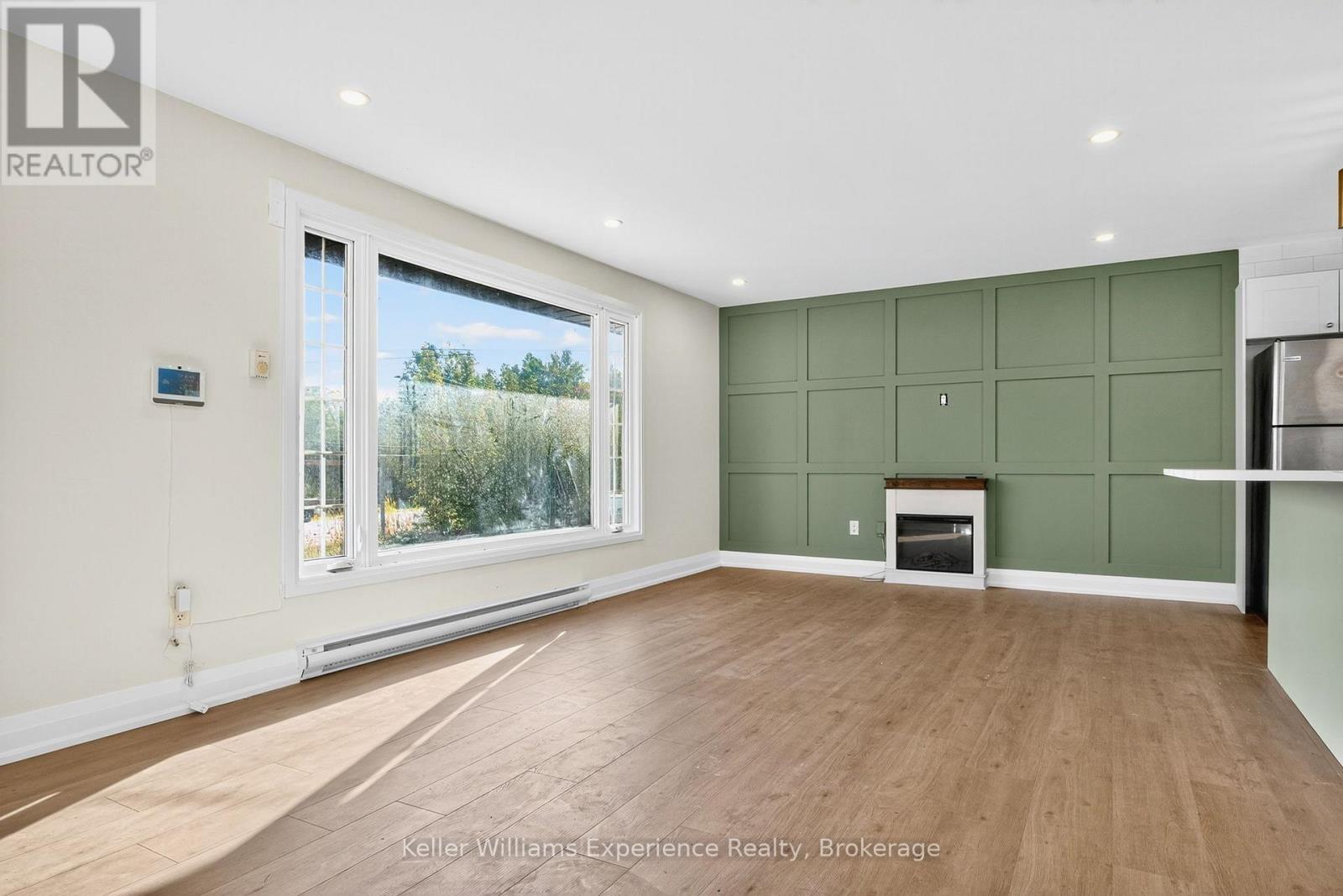 556 CHAMPLAIN ROAD - 11