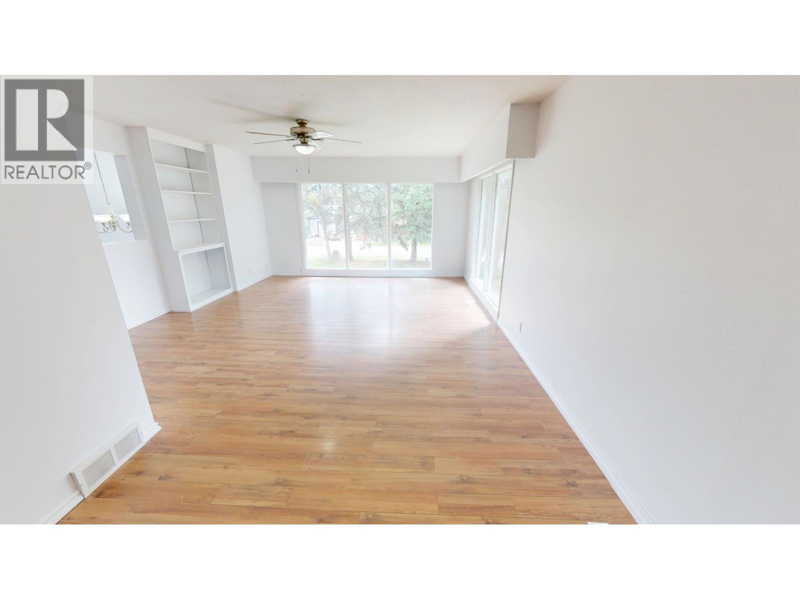 1930 BEACH CRESCENT - 6