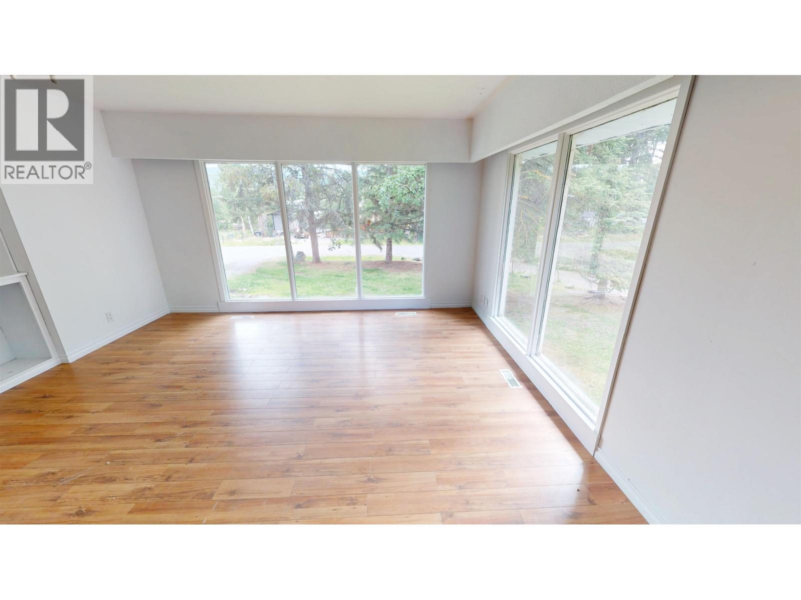 1930 BEACH CRESCENT - 4