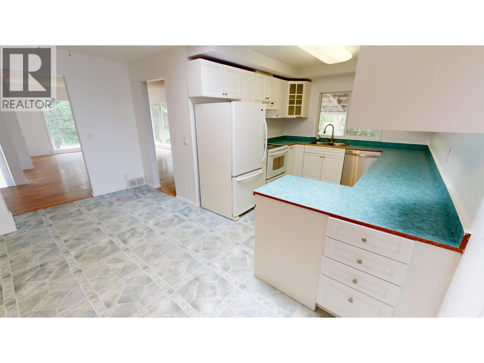 1930 BEACH CRESCENT - 10