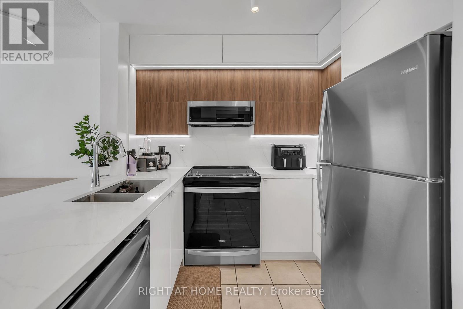 #1202 11 ONEIDA CRESCENT - 1