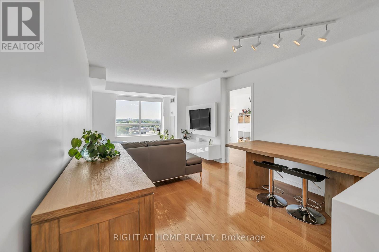 #1202 11 ONEIDA CRESCENT - 11