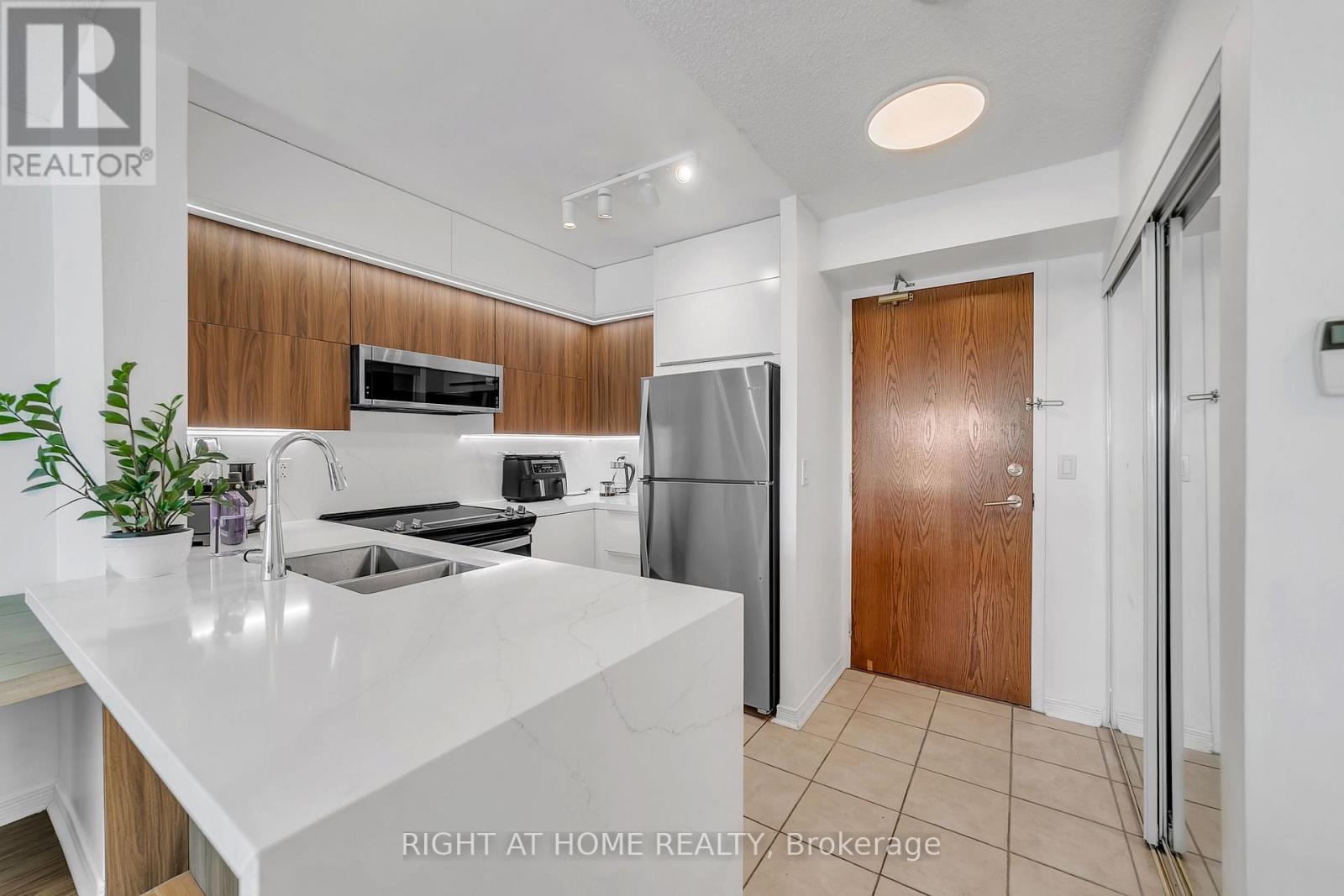 #1202 11 ONEIDA CRESCENT - 8