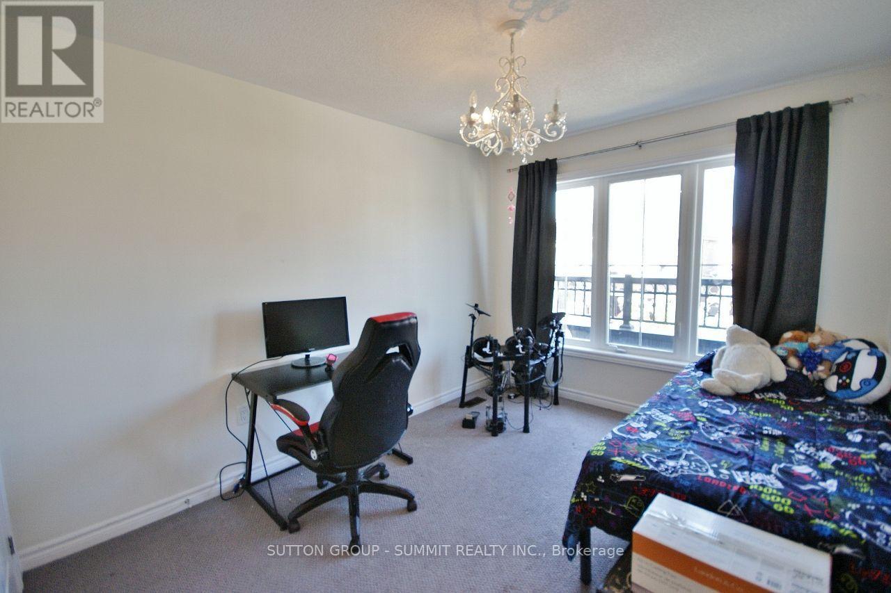 174 STEVENSON CRESCENT - 23