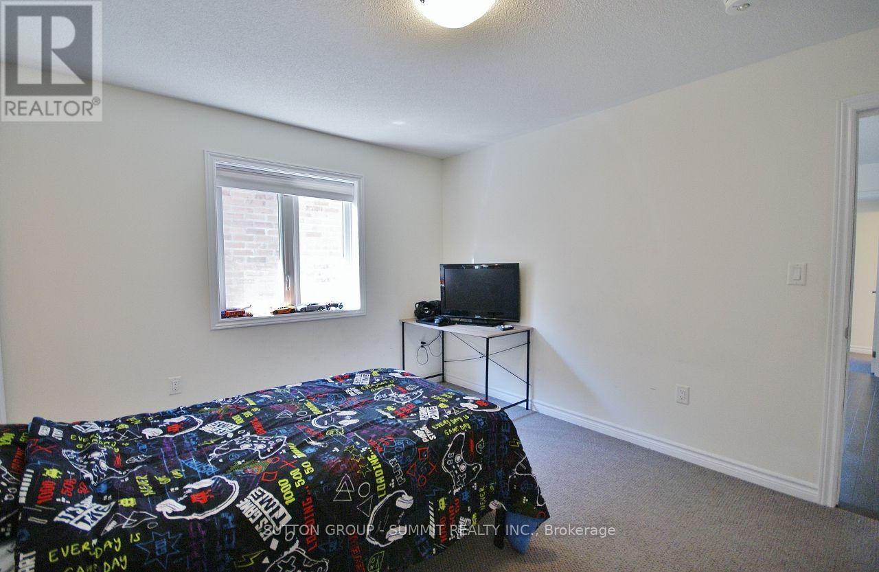 174 STEVENSON CRESCENT - 33