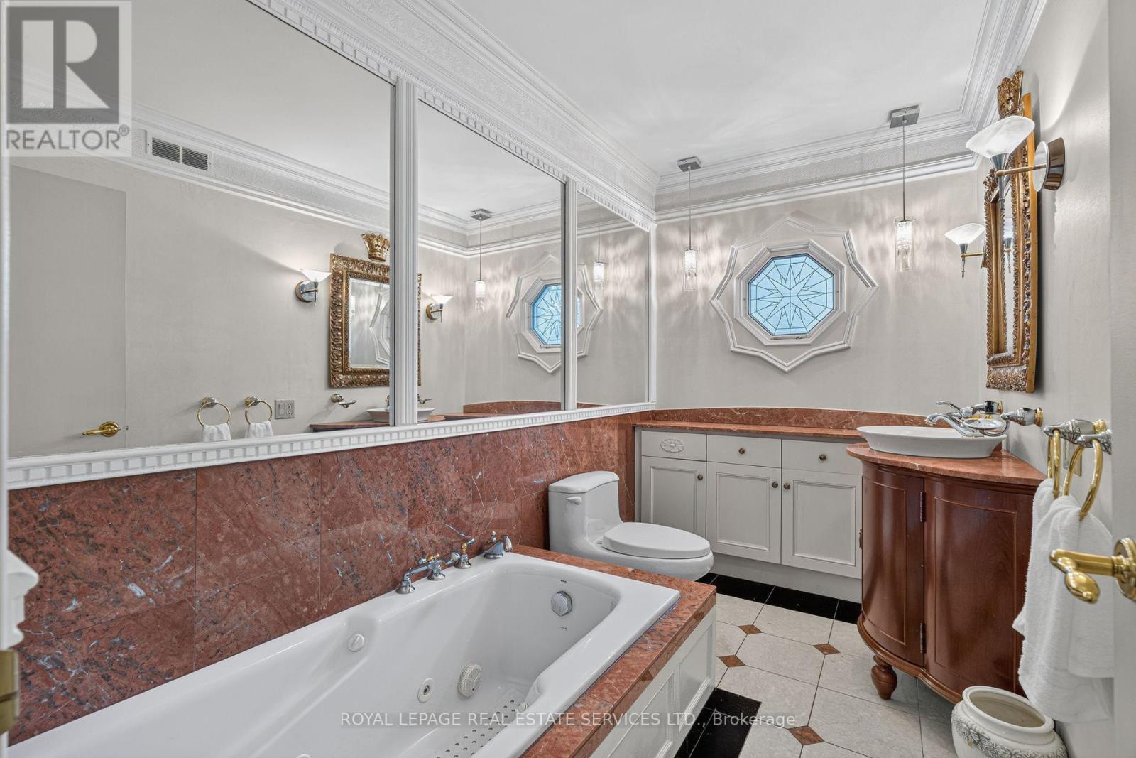 4 PRINCE GEORGE DRIVE - 24