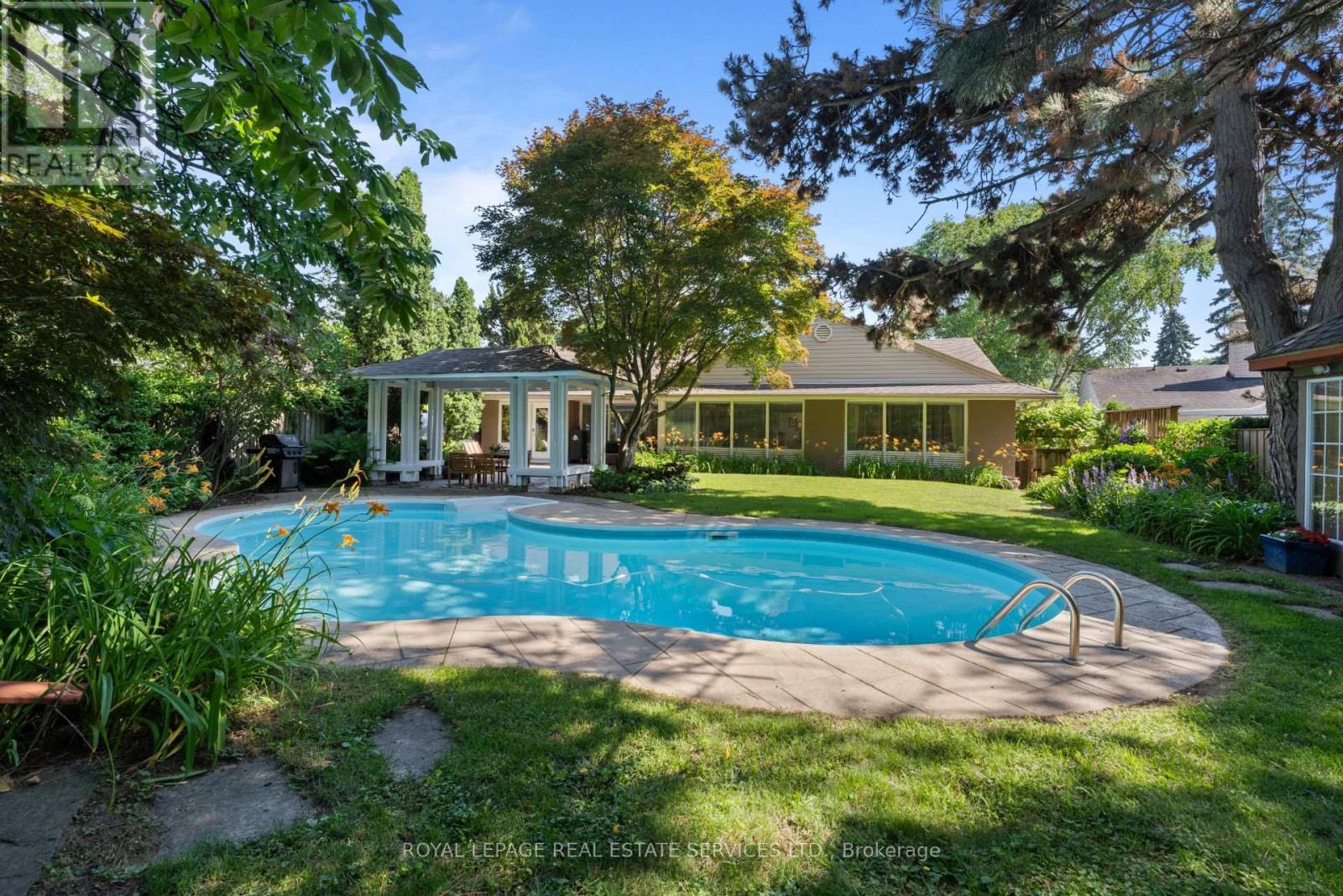 4 PRINCE GEORGE DRIVE - 35