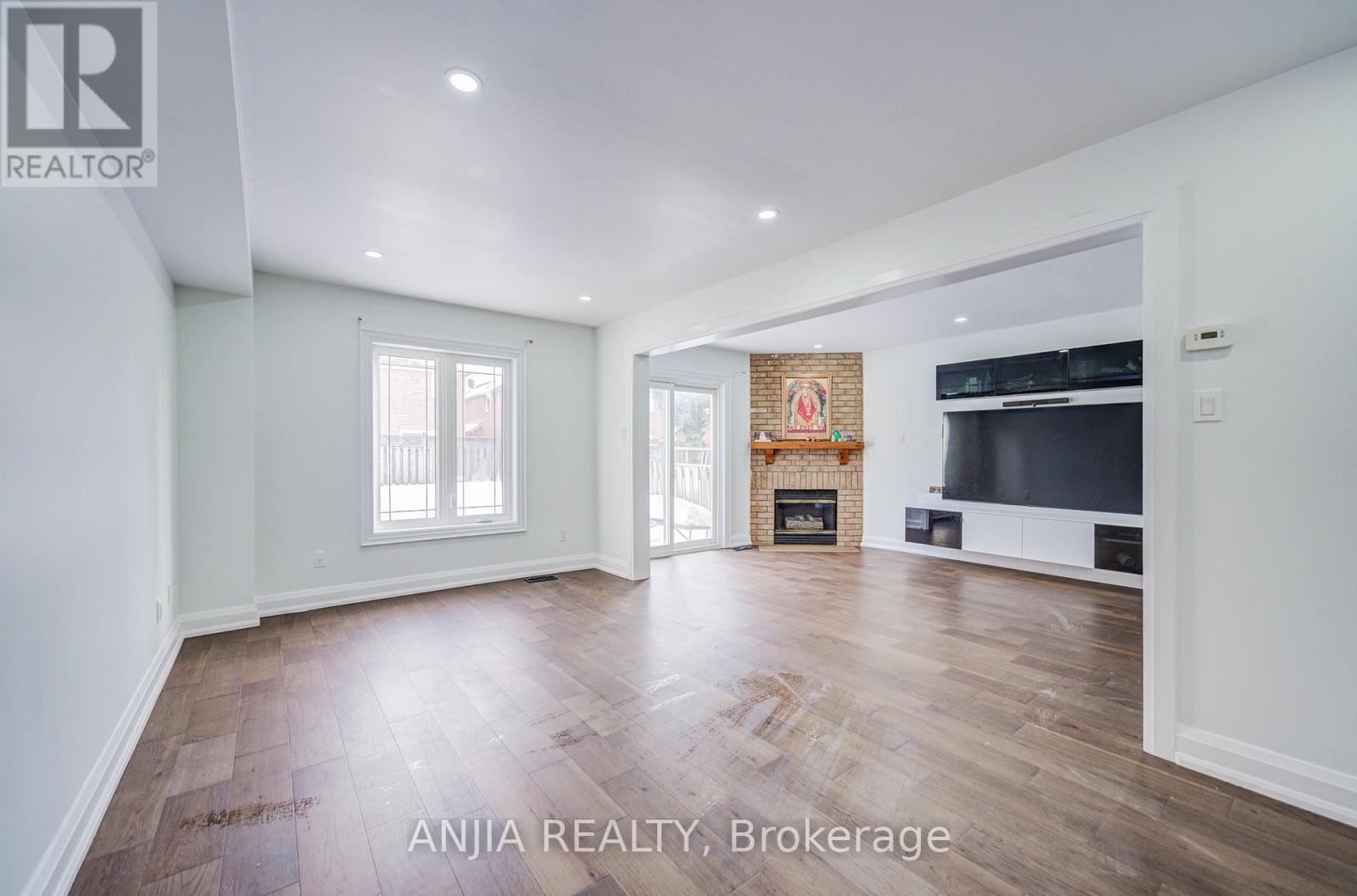 17 KENBOROUGH COURT - 1