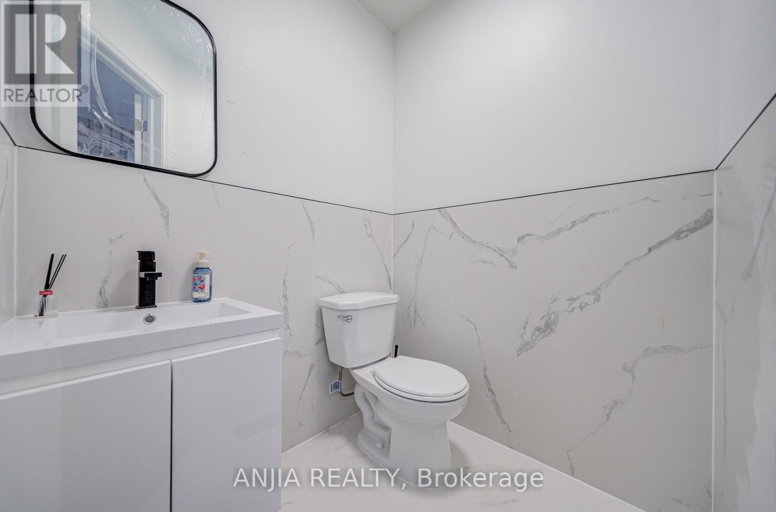 17 KENBOROUGH COURT - 12