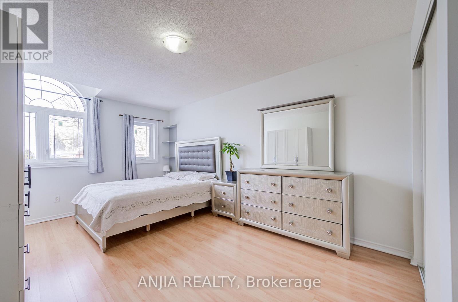 17 KENBOROUGH COURT - 28