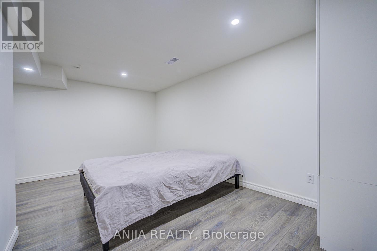 17 KENBOROUGH COURT - 37