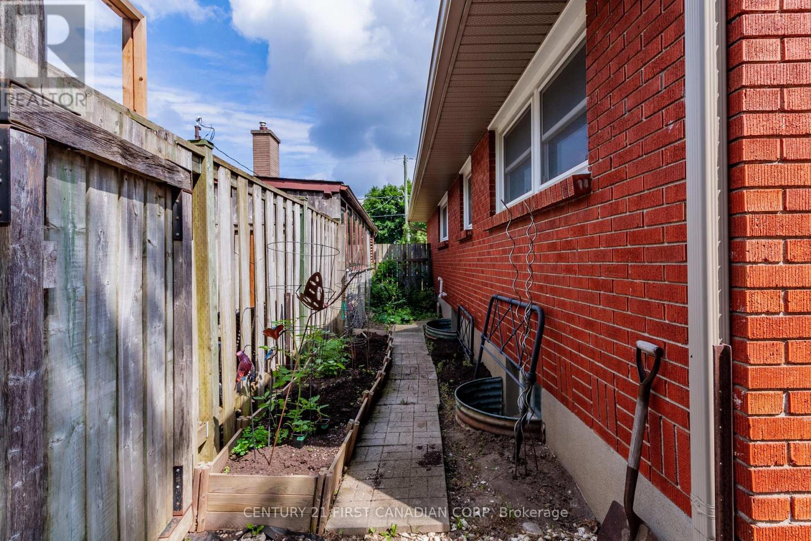1721 MOFFATT AVENUE - 12