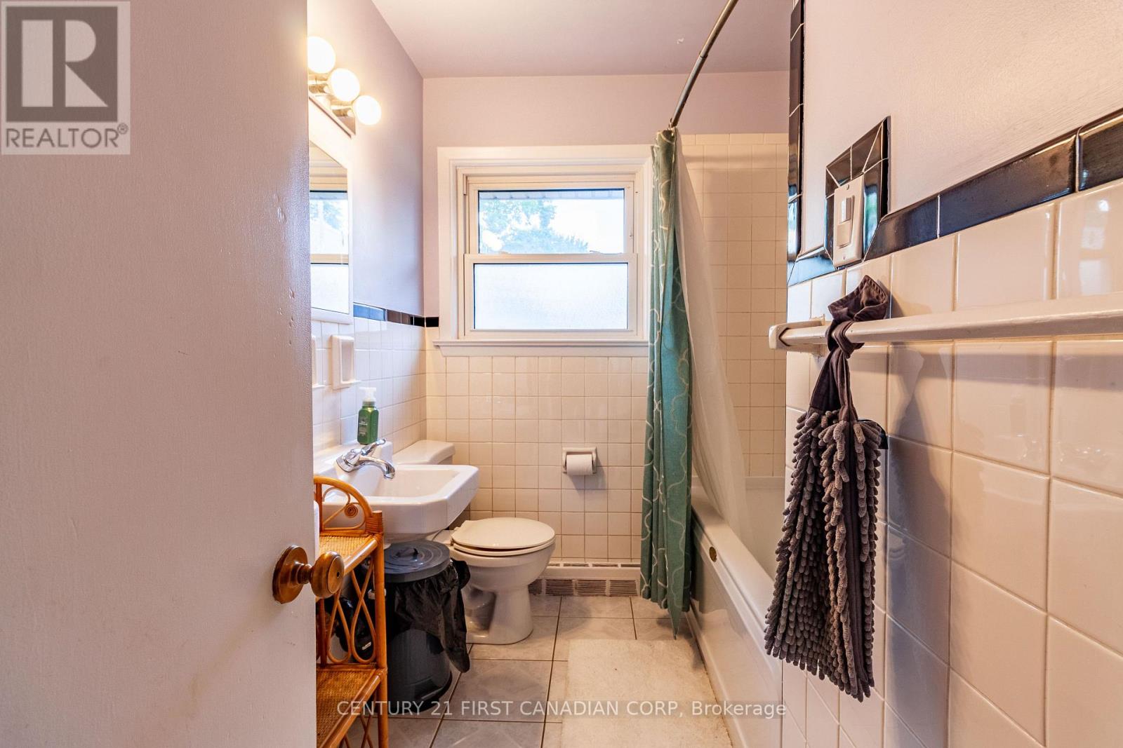 1721 MOFFATT AVENUE - 34