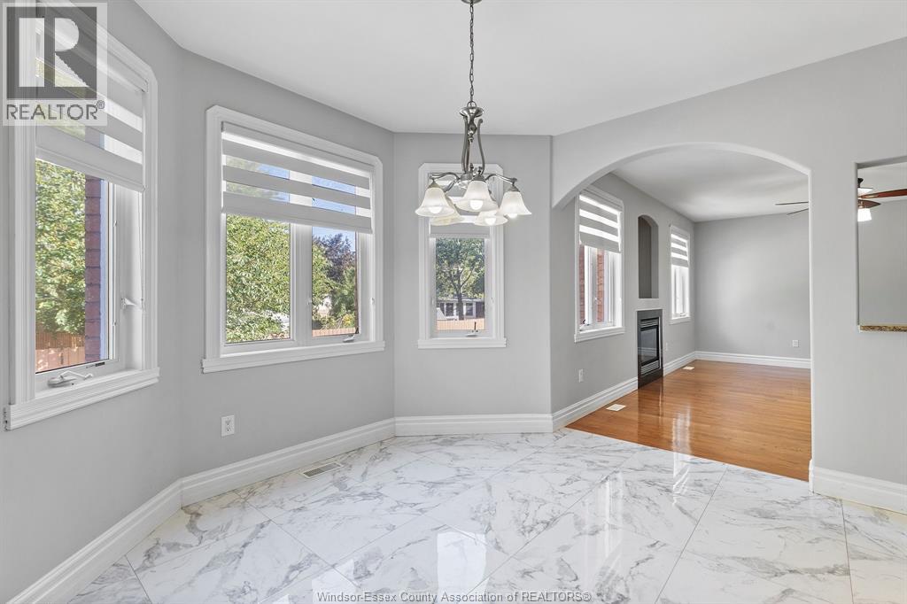 21 LAURENTIA DRIVE - 12