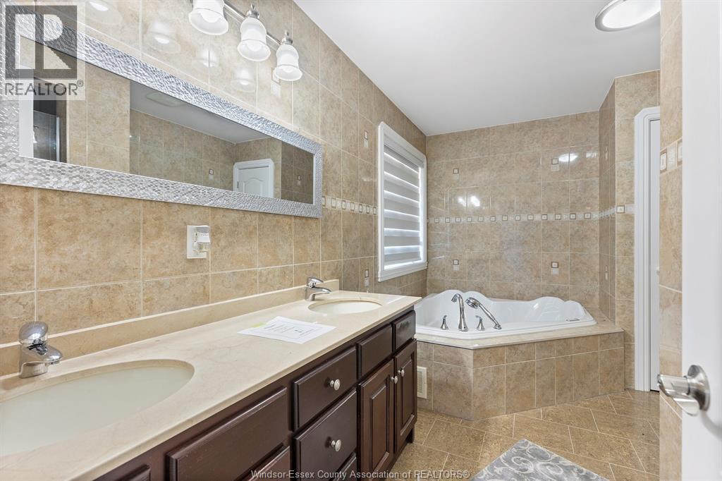 21 LAURENTIA DRIVE - 22