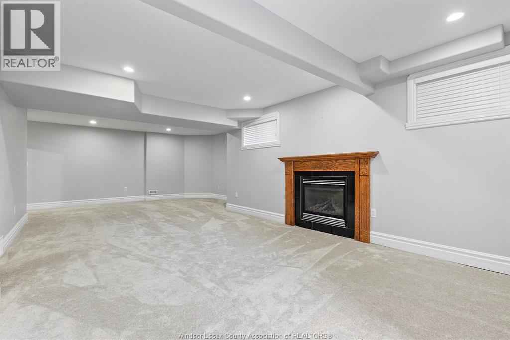 21 LAURENTIA DRIVE - 23