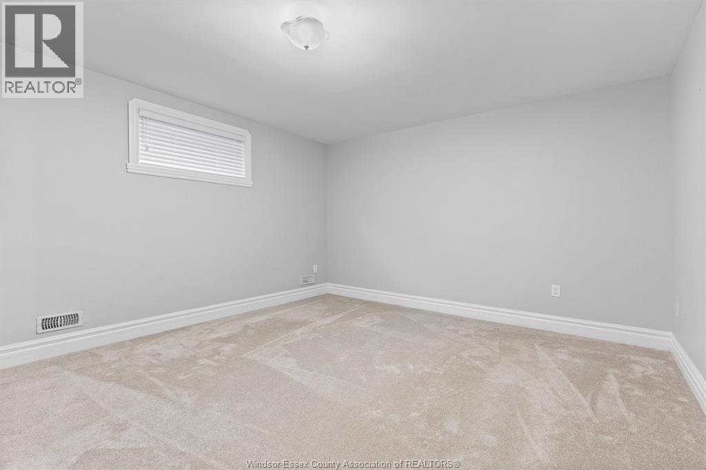 21 LAURENTIA DRIVE - 25