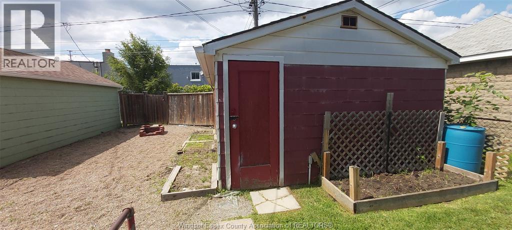588 IRVINE AVENUE - 32