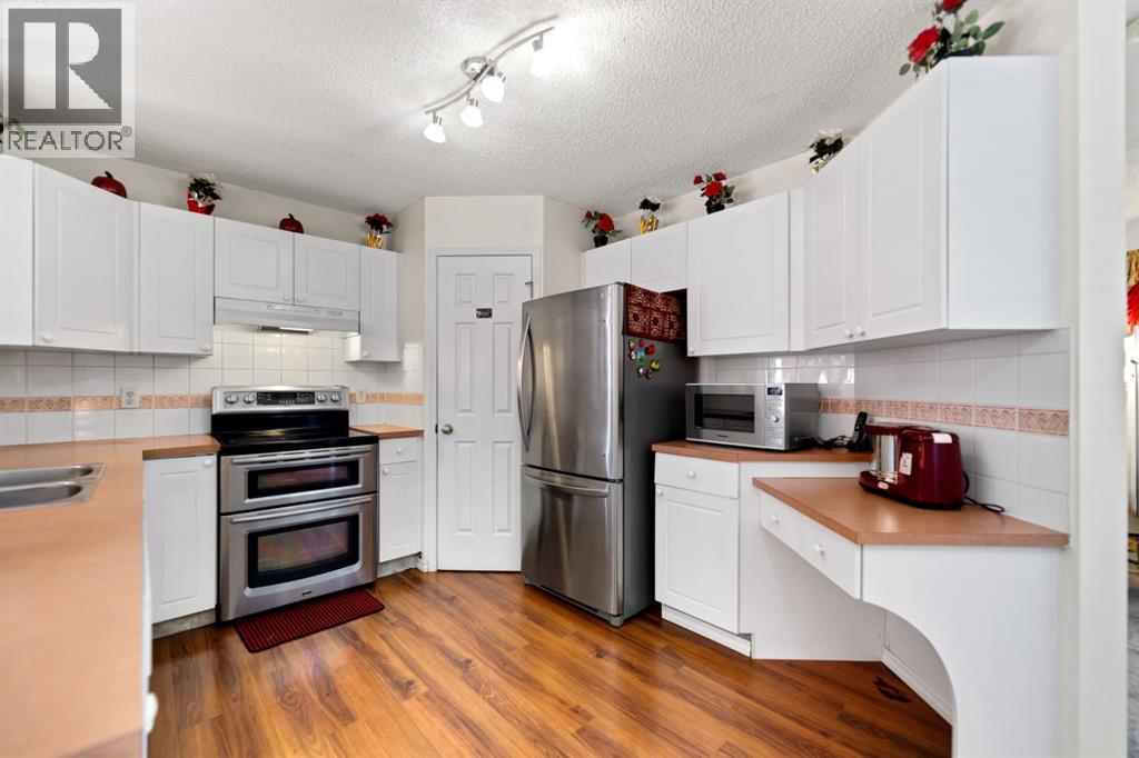 221 Tarington Close NE - 12