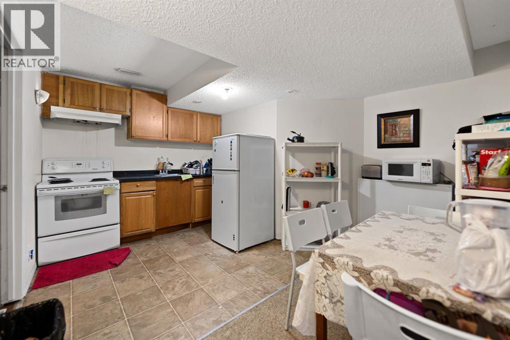 221 Tarington Close NE - 29