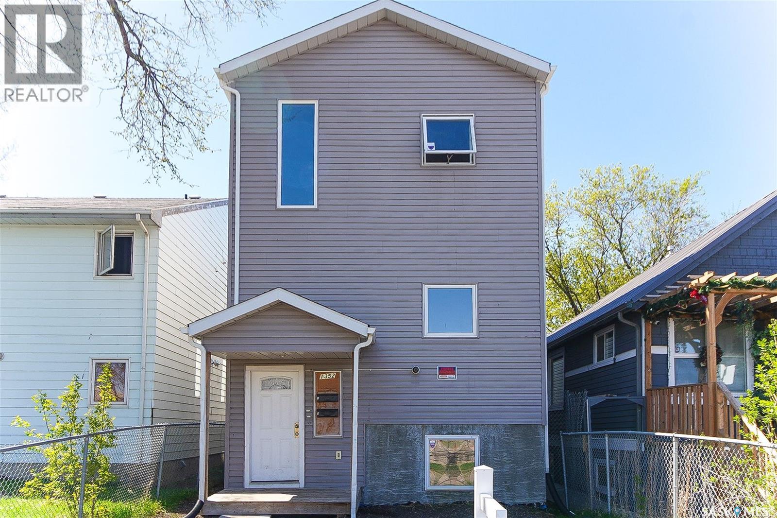 1352 Angus STREET - 1