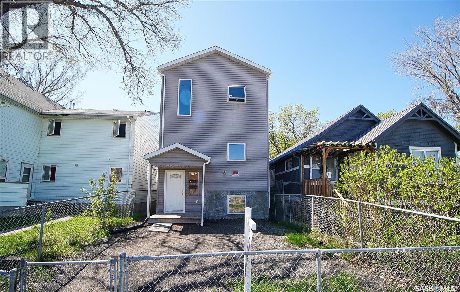 1352 Angus STREET - 2