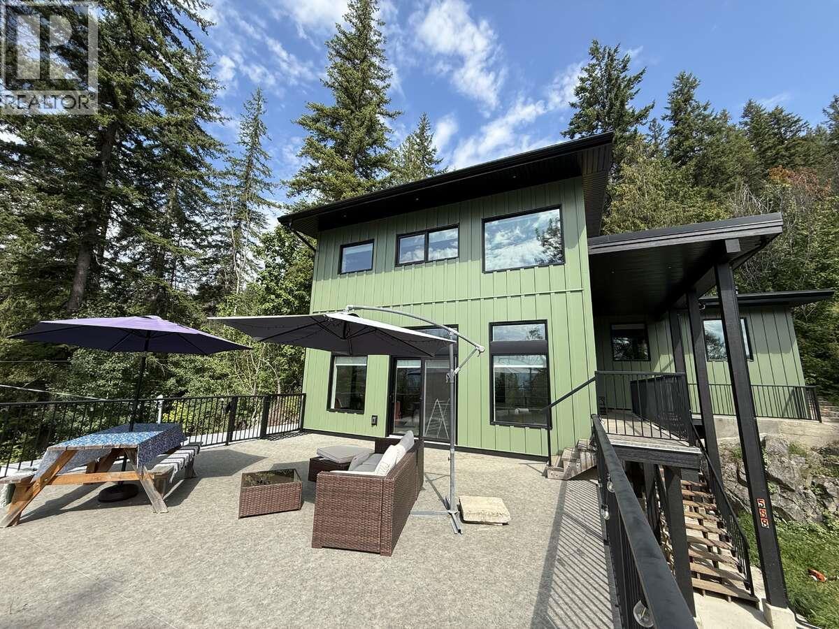 588 Alpine Lane E, Revelstoke
