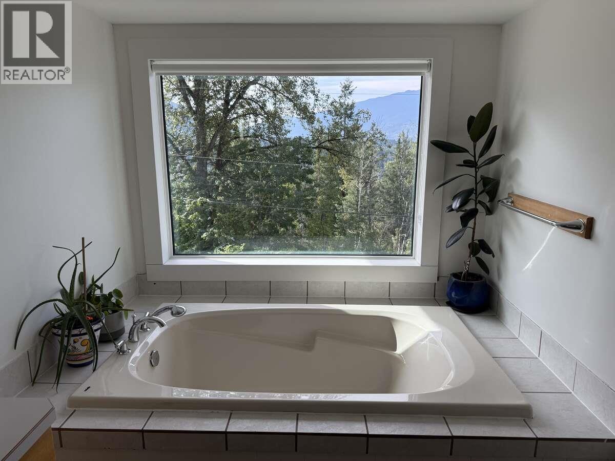 588 Alpine Lane E, Revelstoke