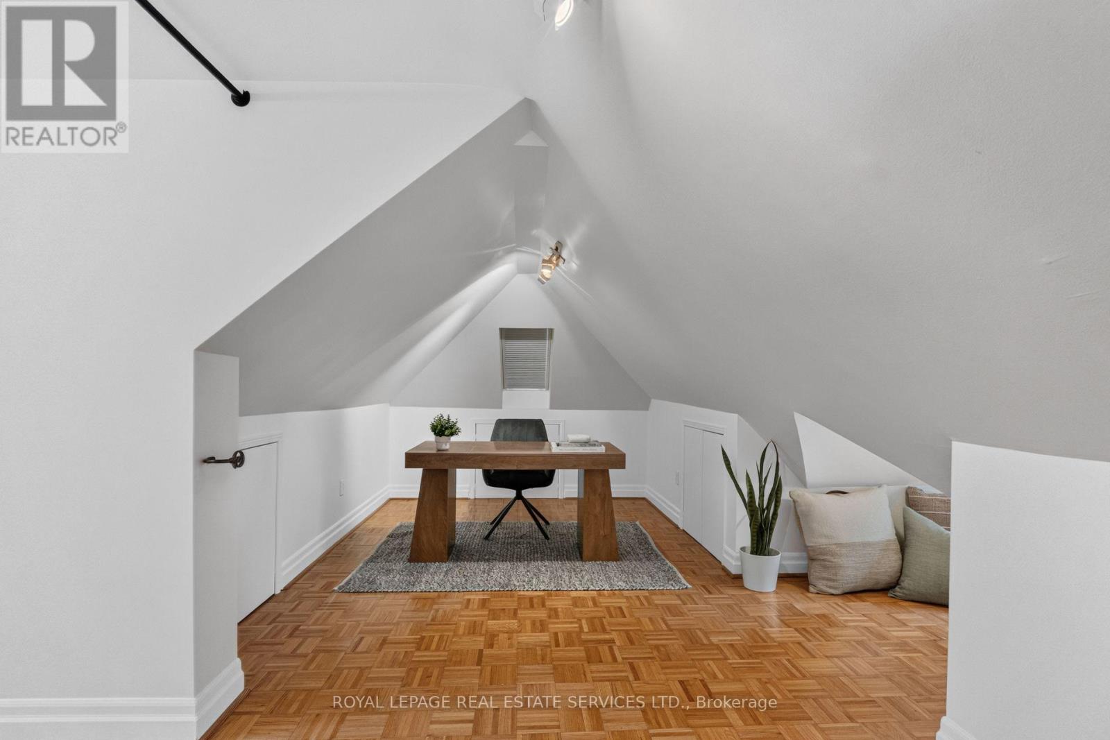 2 GLENROY AVENUE - 21